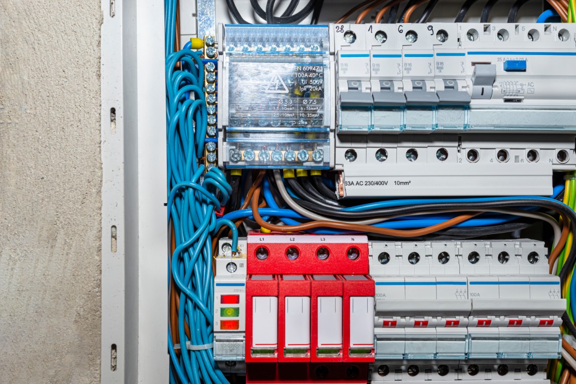 RCD, RCBO, nadprądowe – czym różnią się zabezpieczenia i kiedy je stosować? - rodzaje-rcd-rcbo-etc-blog-elektrospark.jpg