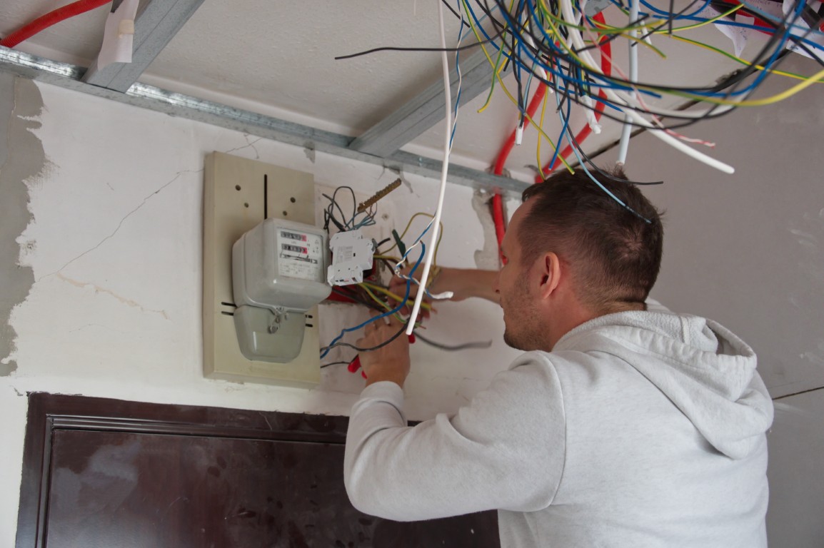 Oznaki, że Twoja instalacja elektryczna jest przestarzała i wymaga modernizacji - stara-instalacja-elektryczna.jpg