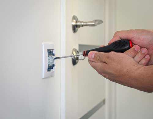 Jak zabezpieczyć instalację elektryczną przed wilogcią? - wilgoc-instalacja.jpg